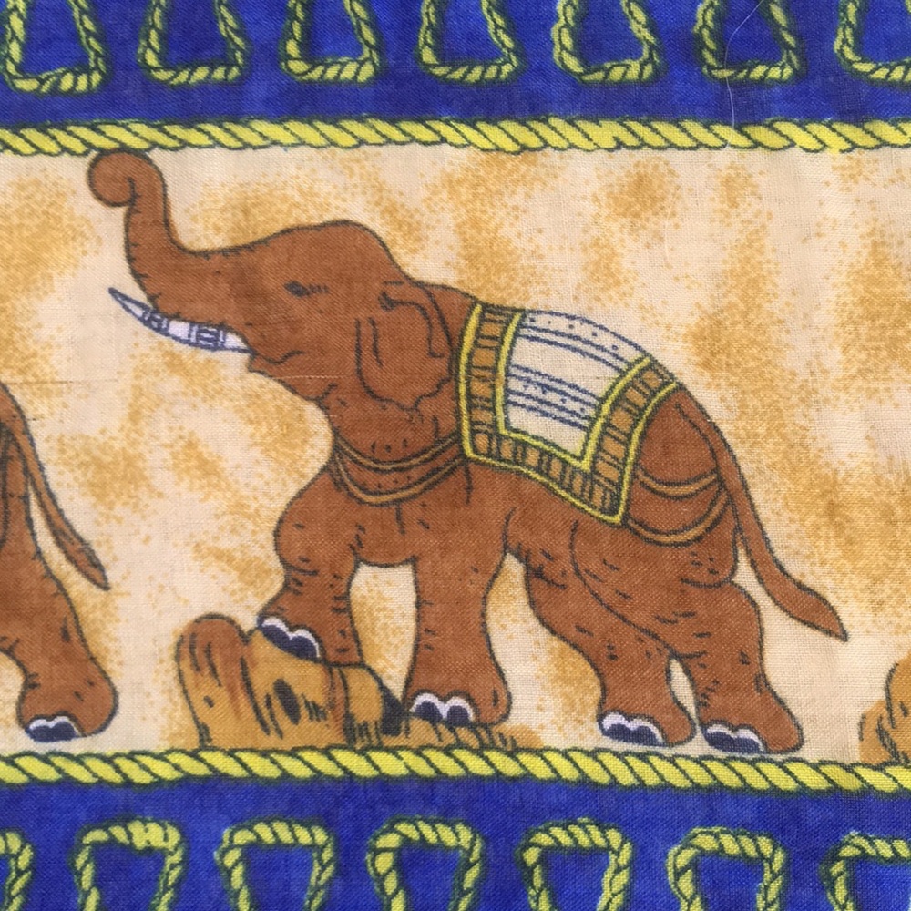 Stunning Elephant Print Sarong. - Picture 4 of 15